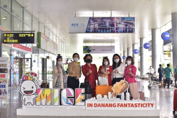 Đoàn khách chụp ảnh cùng mô hình MICE in Danang FantastiCity